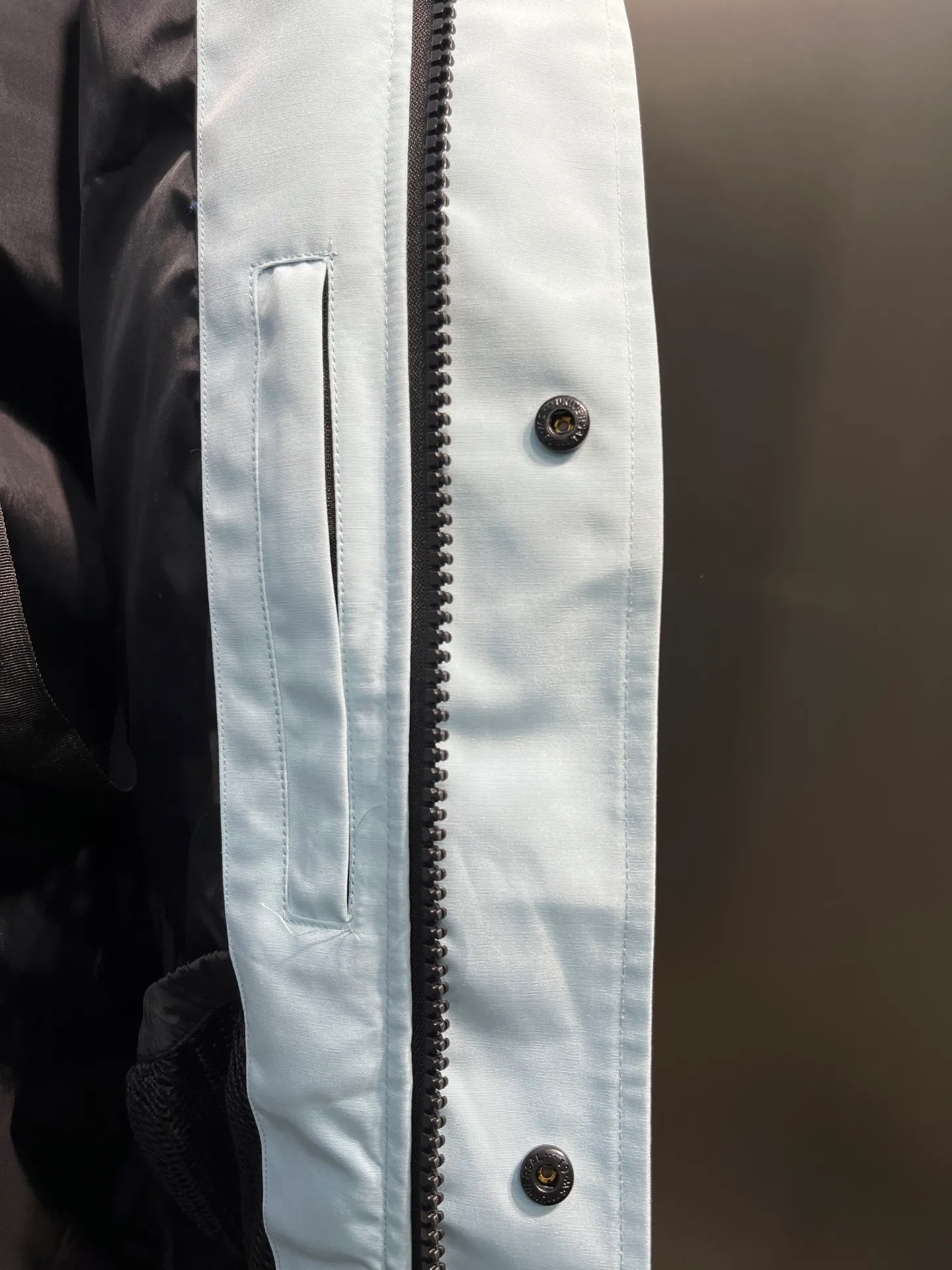 P780 high-end version (new version of Big Goose 01) Canada Goose Canada Goose #Chilliwack 7999M bomber jacket short down jacket/01 model #Men and Women Same Style# ➖ Genuine synchronous anti-counterfeiting chip sensor! ➖ Imported 21S polyester-cotton blended original fabric [last year’s 16S/18S hard fabrics have been completely eliminated, this year all use 21S genuine synchronous fabrics, the soft mid-strap feels delicate and textured], genuine synchronous Feather-Light 10D waterproof coating fabric, made of 84.5 polyester fiber and 15.5 cotton, 100% the best feel in the entire network! ➖ The genuine official website is synchronized with the national standard 80 white duck down, you can check the official website customer service, there will never be a series of misleading claims such as 90 down or goose down! ➖ Using the best nylon lining with double double-layer sealing design, velvet-proof No. 7 needle + grid-filled down ready-made garments, there is 100% no so-called velvet running! ➖ The cuffs are designed with thickened seamless threads, and the collar and pockets are lined with top-quality polar fleece to keep you warm and comfortable! ➖ Yoshida YKK provides original custom-made electroplated sliders. YKK two-way lockable zippers are tight and smooth and will not peel off paint! ➖ 3M composite guarantees that the Velcro is the same as the original, durable, and all accessories and hardware are custom-made! ➖ Imported BEHRINGER embroidery machine to customize the 10,000-needle embroidery logo, 98% of which can be reproduced to restore the original logo. You can check and compare on the official website! ➖ The fur collars are all made of large pieces of Western Canadian blue wolf hide, ensuring that each fur collar is 13-15cm wide!   Size:XS-XXL